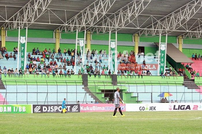 Kondisi tribune timur Stadion Teladan saat pertandingan PSMS Medan versus Pro Duta FC, Minggu (30/4/2017). Animo penonton  masih sangat kurang untuk menyaksikan laga PSMS Medan di laga kandang.