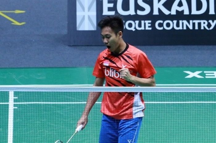 Pebulu tangkis tunggal putra Indonesia, Ade Resky Dwicahyo, bereaksi setelah berhasil memasukkan kok pada babak pertama laga perorangan Kejuaraan Dunia Junior 2016 di Bilbao Arena, Selasa (8/11/2016).