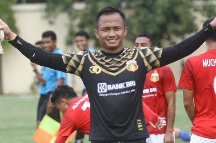 Kiper Bhayangkara FC, Wahyu Tri Nugroho. 