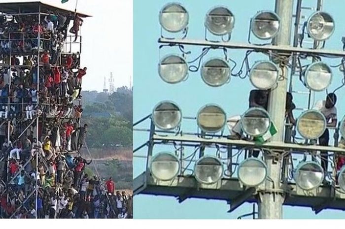 Foto kiri: Penonton yang memadati menara untuk menyaksikan pertandingan Nigeria vs Mesir pada kualifikasi Grup G Piala Afrika, Jumat (25/3/2016). Foto kanan: penonton nekat menyaksikan pertandingan dari tiang lampu bertegangan tinggi. 
