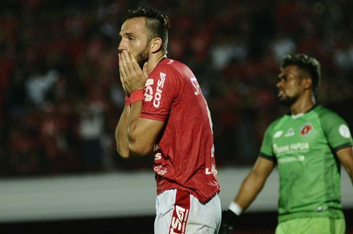 Penyerang Bali United, Ilija Spasojevic, dalam laga pekan ketiga Liga 1 2018 menghadapi Perseru Serui di Stadion Kapten I Wayan Dipta, Gianyar, Sabtu (7/4/2018)