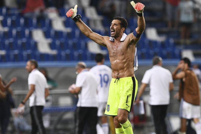 Kiper dan kapten tim nasional Italia, Gianluigi Buffon, menyapa fan seusai menang 1-0 atas Israel di lga Grup G Kualifikasi Piala Dunia 2018 di Stadion Mappei, Reggio Emilia, Italia, pada Selasa (5/9/2017).