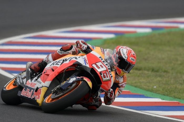 Pebalap Repsol Honda, Marc Marquez, memacu motor pada hari pertama GP Argentina yang berlangsung di Termas de Rio Hondo, Jumat (6/4/2018).