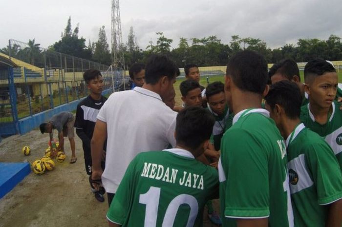 Saktiawan Sinaga (pelatih) memberi pengarahan Medan Jaya di Suratin Cup 2015 zona Sumut.