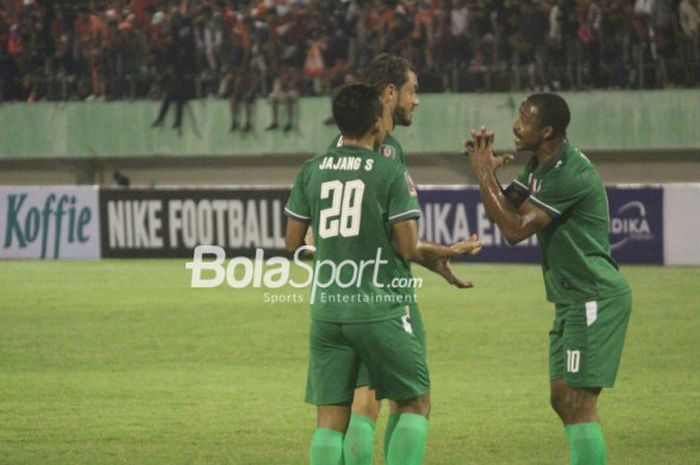Para pemain PSMS Medan berargumen seusai gol Persija Jakarta pada laga leg I semifinal Piala Presiden 2018 di Stadion Manahan, Solo, Sabtu (10/2/2018).