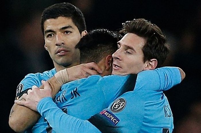 Trio MSN Barcelona (Lionel Messi, Luis Suarez, dan Neymar) merayakan gol ke gawang Arsenal, pada lag
