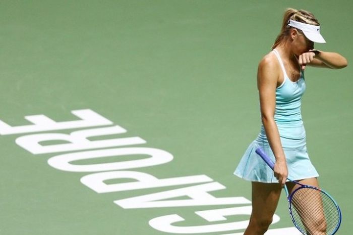 Petenis Rusia, Maria Sharapova ketika tampil pada babak semifinal  di turnamen BNP Paribas WTA Finals di Singapore Sports Hub, Sabtu (31/10/2015).