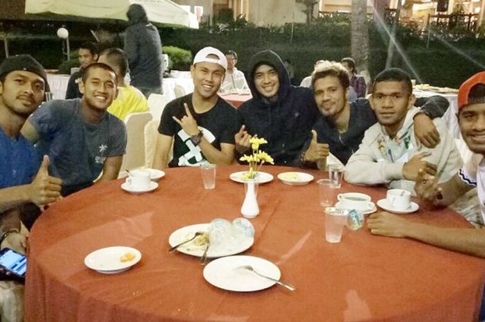 Pemain Bhayangkara Surabaya United ramah-tamah dengan makan malam bersama sebelum besok berlatih di Batu selama 2 hari kedepan.