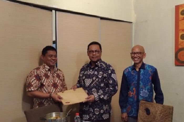 Ketum PP PTMSI Lukman Edy menyerahkan rekomendasi Kejuaraan Tenis Meja Internasional Jakarta Terbuka 2017 kepada Steven Setiabudi Musa (kiri) Pembina Yayasan Gita Jaya Semesta 