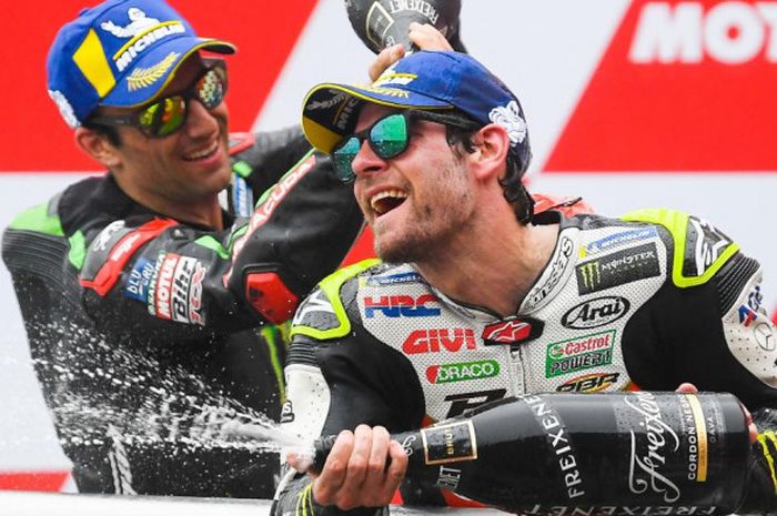 Cal Crutchlow sedang merayakan podium pertamanya di MotoGP 2018 saat menjadi pemenang di GP Argentina, Senin 9 April 2018.