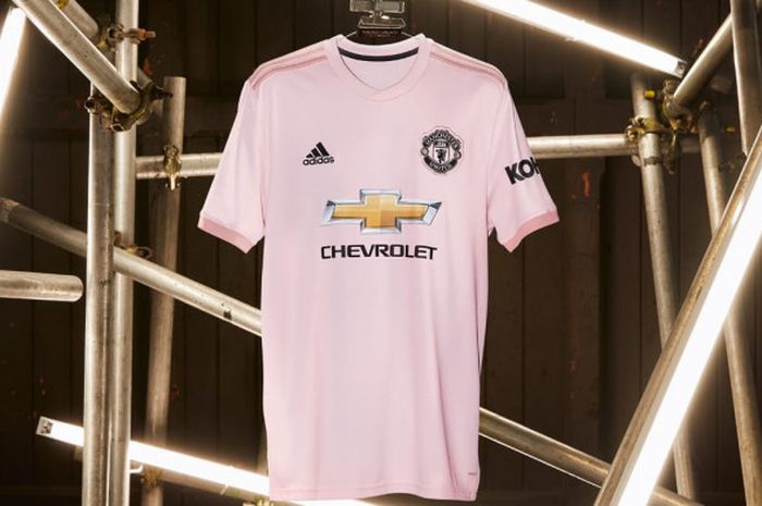 Jersey tandang Manchester United yang resmi diluncurkan oleh Adidas pada 31 Agustus 2018