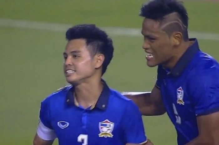 Bek Thailand, Theeratorn Bunmathan (kiri), merayakan gol ke gawang Myanmar pada laga semifinal leg kedua Piala AFF 2016, di Stadion Rajamangala, Kamis (8/12/2016).