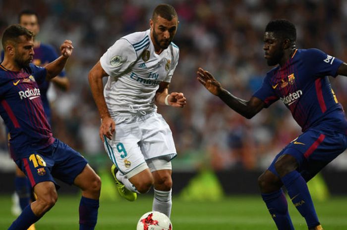 Karim Benzema dari Real Madrid menghadapi bek Barcelona, Jordi Albda dan Samuel Umtiti, dalam laga Piala Super Spanyol di Santiago Bernabeu, 16 Agustus 2017.