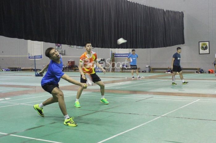  Pasangan ganda putra Indonesia, Fajar Alfian/Muhammad Rian Ardianto, menjalani latihan rutin jelang Kejuaraan Asia di hall pelatnas, Cipayung, Jakarta, Kamis (19/4/2018). 