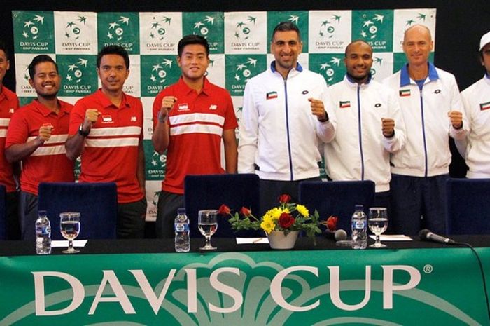 Tim Davis Cup Indonesia (baju merah/kiri) berpose dengan tim Kuwait saat jumpa pers menjelang pertandingan play-off Zona Asia/Oseania Grup II Piala Davis di The Sunan Hotel, Solo, Selasa (4/4/2017) .