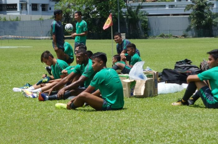 Para pemain timnas U-22 Indonesia dalam sesi latihan di lapangan Kelab Aman, Lorong Damai, Kuala Lumpur, Rabu (16/8/2017) siang. 