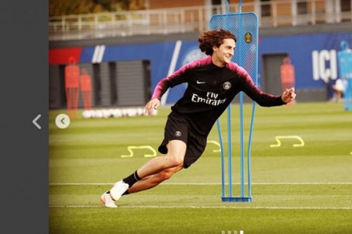 Gelandang Paris Saint-Germain, Adrien Rabiot, dikabarkan meminta gaji seperti yang diterima Kylian Mbappe, jika klub ingin ia tak pergi.