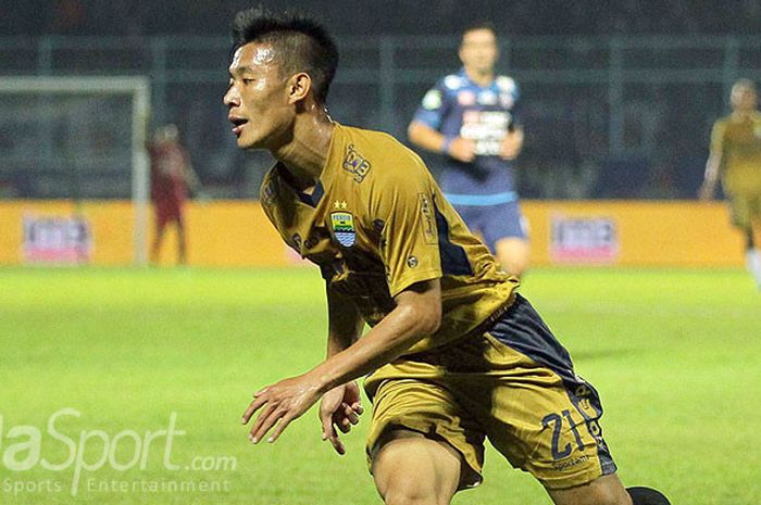 Aksi bek Persib Bandung, Henhen Herdiana, saat tampil melawan Arema FC dalam laga pekan ke-19 Liga 1 di Stadion Kanjuruhan Malang, Jawa Timur, Sabtu (12/08/2017) malam.