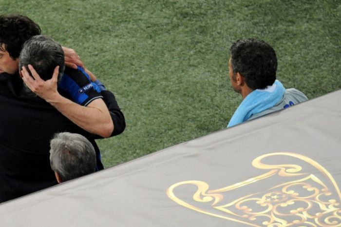 Striker Inter Milan, Diego Milito, memeluk pelatih Jose Mourinho, dalam laga final Champions kontra Bayern Muenchen di Stadion Santiago Bernabeu, Madrid, Spanyol, pada 22 Mei 2010.