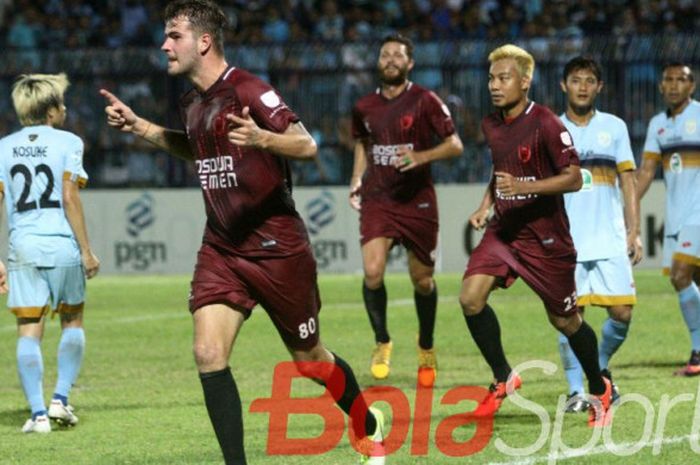 Penyerang PSM Makassar, Willem Jan Pluim, melakukan selebrasi setelah mencetak gol ke gawang Persela Lamongan di Stadion Surajaya Lamongan, Sabtu (12/8/2017).
