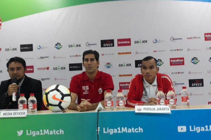 Pelatih Persija Jakarta, Stefano Cugurra dan Riko Simanjuntak saat sesi jumpa pers selepas pertandingan kontra Persipura Jayapura di Stadion Pakansari, Jumat (25/5/2018).