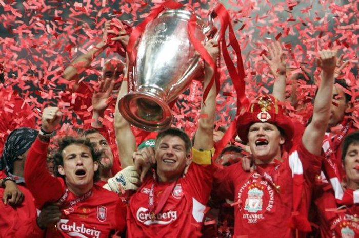 Selebrasi pemain Liverpool dalam seremoni juara Liga Champions, 25 Mei 2005.