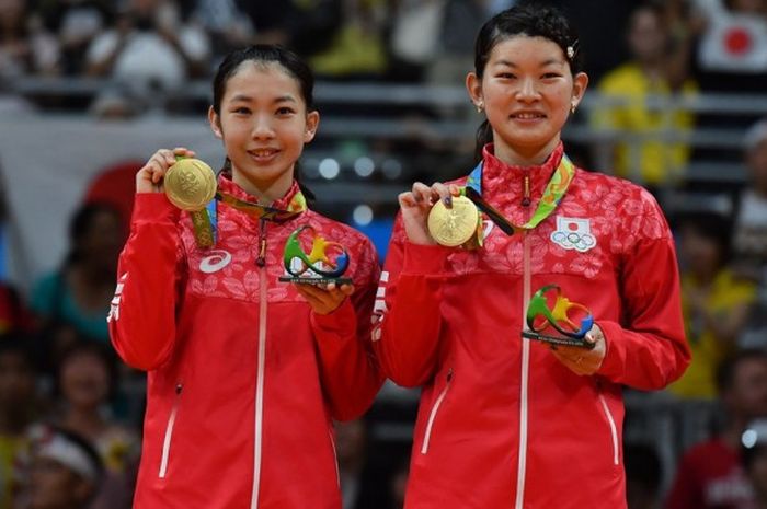 Pasangan ganda putri Jepang, Misaki Matsutomo/Ayaka Takahashi, berfoto dengan medali emas Olimpiade Rio setelah memenangi pertandingan final melawan Christinna Pedersen/Kamilla Rytter Juhl, 18-21, 21-9, 21-19, di Riocentro Pavilion 4, Rio de Janeiro, Brasil, Kamis (18/8/2016).     