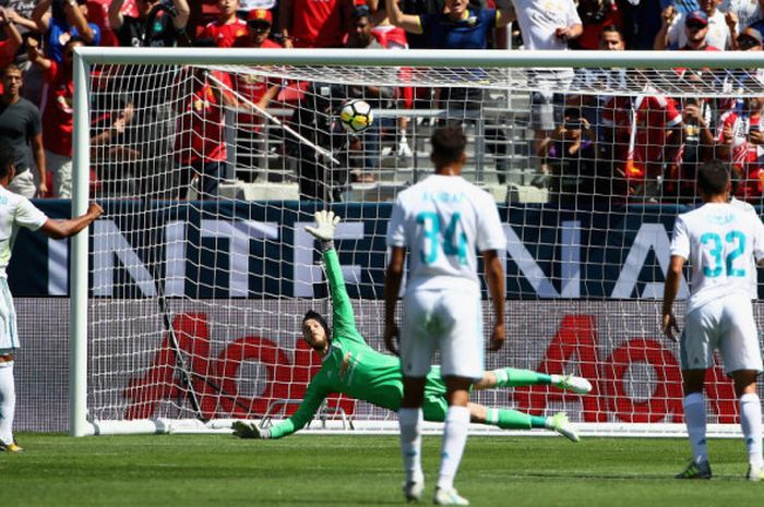 Gelandang Real Madrid, Casemiro, mencetak gol dari titik putih dalam laga International Champions Cup kontra Manchester United di Levi's Stadium, Santa Clara, Amerika Serikat, pada 23 Juli 2017.