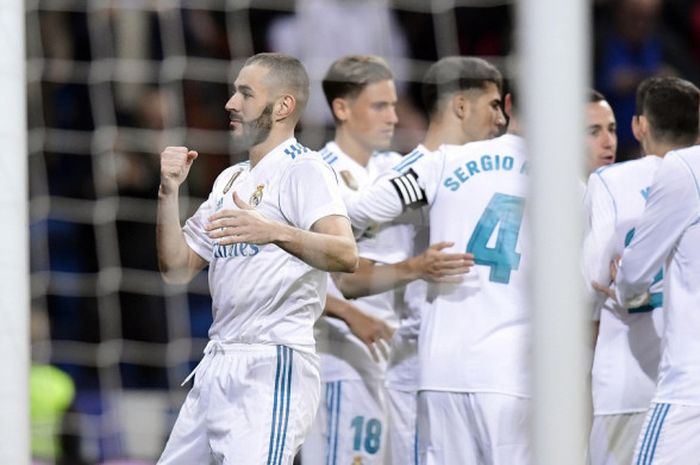 Striker Real Madrid, Karim Benzema (kiri), merayakan gol yang dia cetak ke gawang Leganes dalam laga leg kedua perempat final Copa del Rey di Stadion Santiago Bernabeu, Madrid, Spanyol, pada 24 Januari 2018.