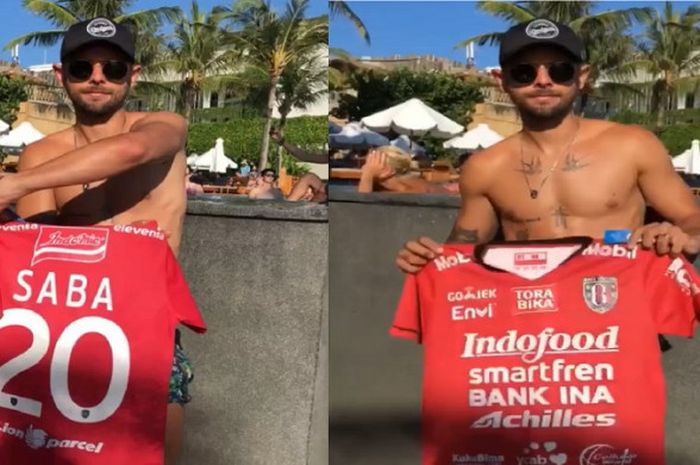Pemain Eastern FC, Vitor Saba memegang jersey Bali United