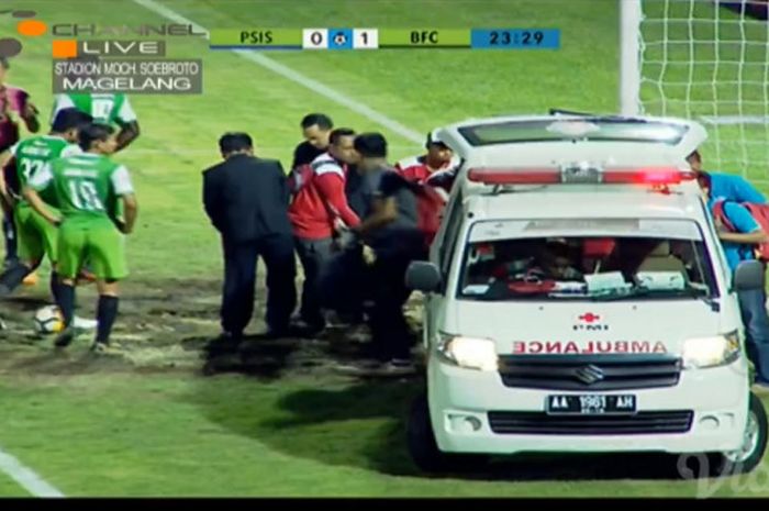  Kiper Bhayangkara FC, Wahyu Tri Nugroho diangkut ke ambulans setelah berbenturan dengan pemain PSIS Hari Nur Yulianto di Stadion Moch Soebroto, Magelang, Senin (13/8/2018). 