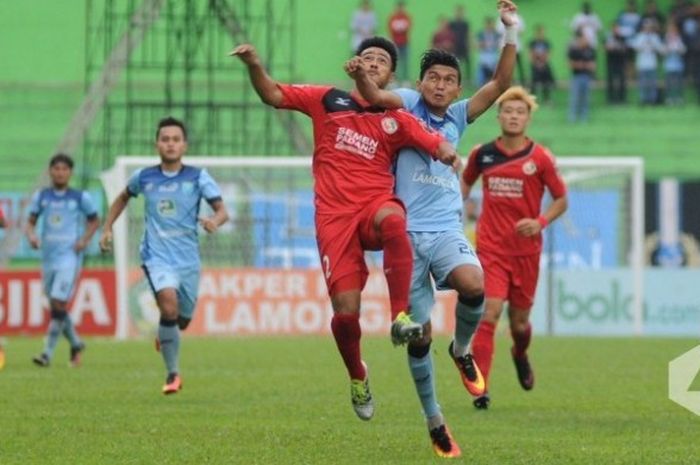 Bek Semen Padang, Novan Setya Sasongko (kiri) berduel dengan striker Persela, Dendi Sulistyawan di Stadion Gajayana, Kota Malang, Sabtu (8/10/2016).