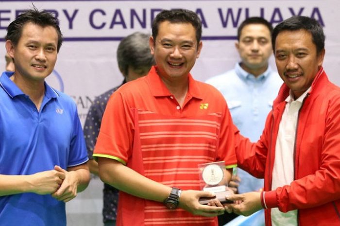 Pelatih ganda putri nasional, Eng Hian (tengah), menerima penghargaan Candra Wijaya International Badminton Center, di kawasan Tangerang Selatan, Selasa (19/12/2017).