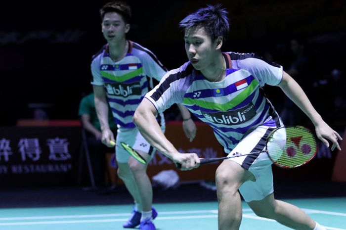 Usaha Marcus Fernaldi Gideon/Kevin Sanjaya Sukamuljo  saat mengembalikan bola dari lawan dalam ajang Fuzhou China Open 2018.