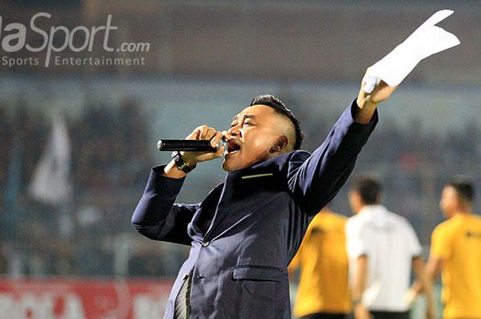 Aksi pembawa acara olahraga, Rendra Soedjono, saat menjadi host Tribute Choirul Huda yang menampilkan laga Persela Lamongan melawan Timnas All Star yang berakhir dengan skor 1-0 di Stadion Surajaya Lamongan, Jawa Timur, Rabu (15/11/2017) malam.