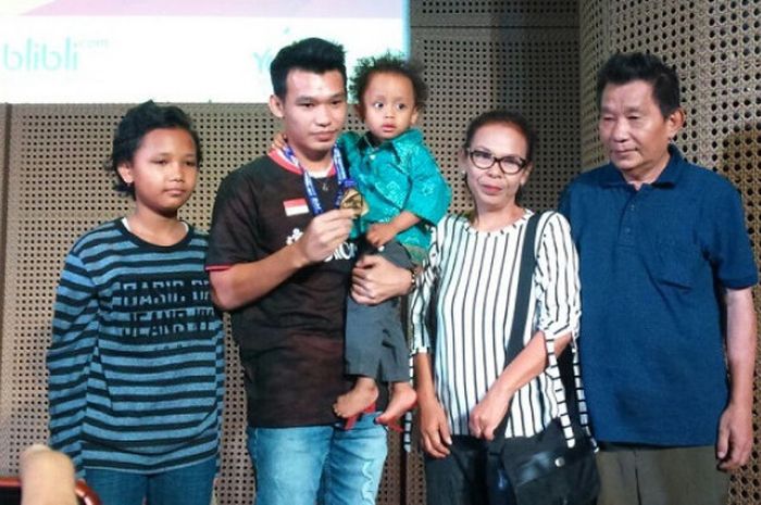 Pebulu tangkis spesialis ganda Indonesia, Rinov Rivaldy (kedua dari kiri), berpose dengan keluarga dalam acara pemberian bonus sebagai Juara Dunia Junior 2017 di Galeri Indonesia Kaya, Jakarta, Kamis (2/11/2017).