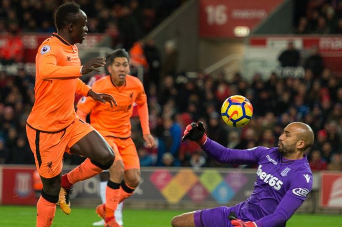 Winger Liverpool, Sadio Mane, mencetak gol dengan men-chip bola ke arah kiper Stoke City, Lee Grant, saat kedua tim bertanding di laga lanjutan Liga Inggris, Kamis (30/11/2017).