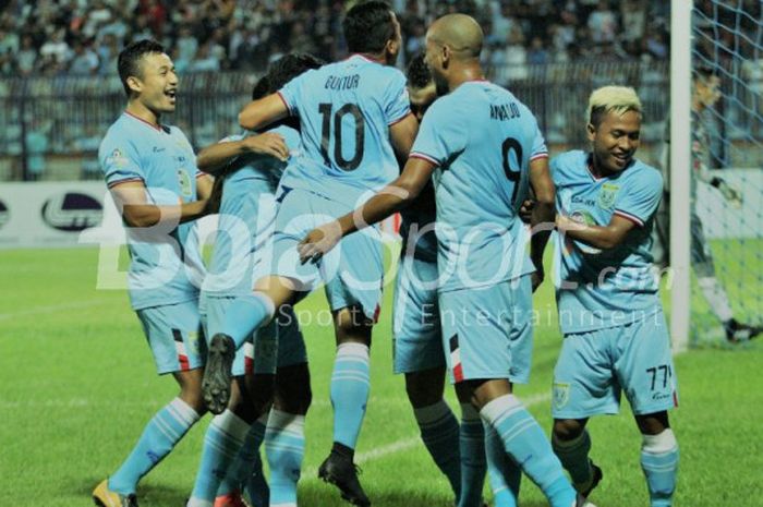  Para pemain Persela Lamongan merayakan gol yang dicetak ke gawang PSMS Medan pada laga Liga 1 2018 di Stadion Surajaya, Lamongan, 29 April 2018. 