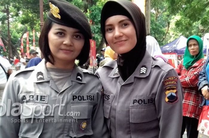  Dua polisi yang bertugas untuk mengamankan acara Torch Relay Asian Games 2018 di Solo, Jawa Tengah, Kamis (19/7/2018).  