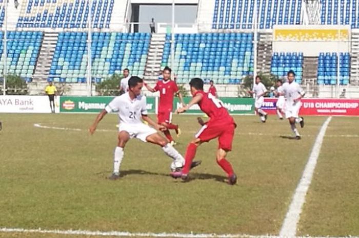 Gelandang timnas U-19 Indonesia, Feby Eka Putra (kanan) saat mencoba melewati bek timnas U-19 Thailand, Teerapat Laohabut pada laga semifinal Piala AFF U-18 2017 di Stadion Thuwunna, Yangon, Myanmar, Jumat (15/9/2017). 