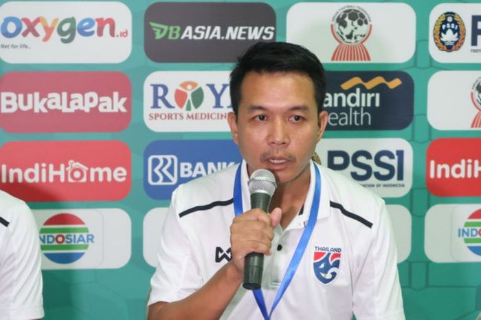 Asisten pelatih timnas U-19 Thailand, Jetnipat Ratchatatoemphon, dalam konferensi pers usai laga melawan timnas U-19 di Gelora Delta Sidoarjo, Senin (9/7/2018).