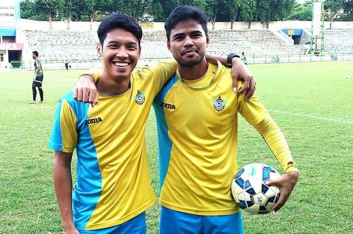 David Faristian (kiri) bersama Riyandi Ramadhana seusai latihan bersama skuat Persegres di Stadion Tri Dharma, Gresik, Rabu (26/10/2016).