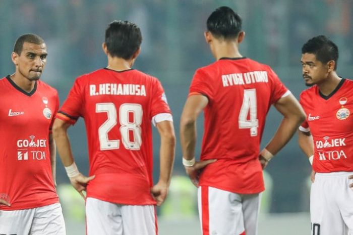 Duo pemain bertahan potensial Persija, Rezaldi Hehanusa dan Ryuji Utomo diapit duo penyerang Bruno Lopes (kiri) serta Bambang Pamungkas saat mereka menjamu Semen Padang pada laga pekan ke-31 Liga 1 musim 2017 di Stadion Patriot Candrabhaga, Kota Bekasi, 22 Oktober 2017. 