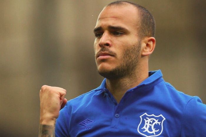 Selebrasi striker Everton, Sandro Ramirez, seusai mencetak gol ke gawang Sevilla dalam laga pramusim 2017-2018 di Stadion Goodison Park, Liverpool, Inggris, pada Minggu (6/8/2017).