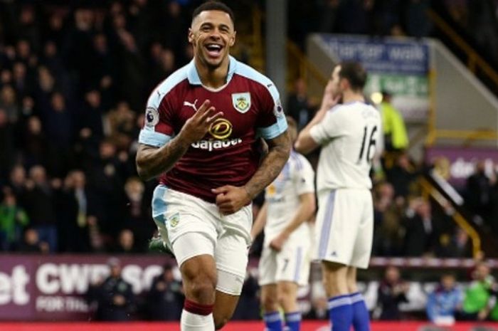 Striker Burnley, Andre Gray, merayakan golnya ke gawang Sunderland dalam laga Premier League di Turf Moor pada 31 Desember 2016.