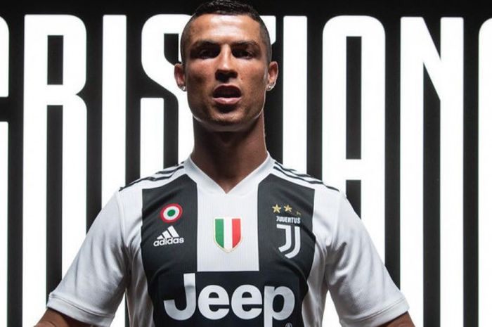   Cristiano Ronaldo memakai jersey Juventus  