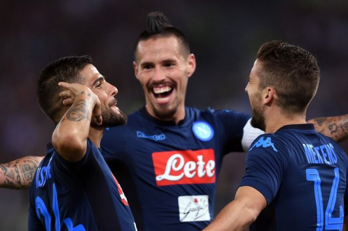 Striker Napoli, Dries Mertens (kanan), merayakan gol bersama Lorenzo Insigne (kiri) dan Marek Hamsik dalam laga Liga Italia kontra Lazio di Stadion Olimpico, Roma, pada 20 September 2017.