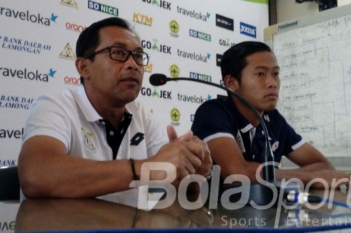 Pelatih Persela, Aji Santoso, didampingi Birrul Walidan memberi keterangan kepada awak media di sekretariat Persela Lamongan, Kamis (21/9/2017).