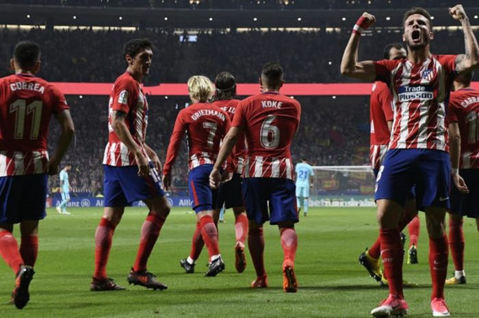 Gelandang Atletico Madrid, Saul Niguez, merayakan gol yang ia cetak bersama rekan setimnya dalam lag