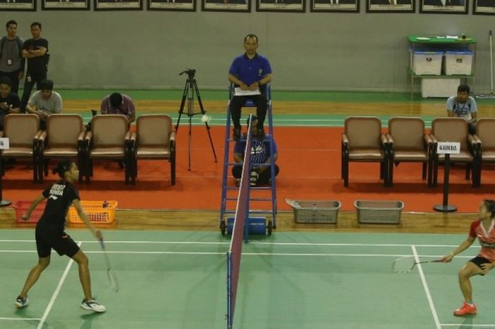 Pebulu tangkis tunggal putri dari Tim Garuda, Fitriani (kanan), saat menjalani pertandingan melawan Tim Elang, Dinar Dyah Ayustine, pada laga simulasi Piala Sudirman di Hall Pelatnas, Cipayung, Jakarta Timur, Sabtu (13/5/2017). Fitriani menang dengan skor 21-15, 19-21, 21-18.